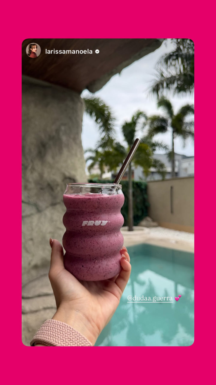 Cliente mostrando seu smoothie Fruy (story)