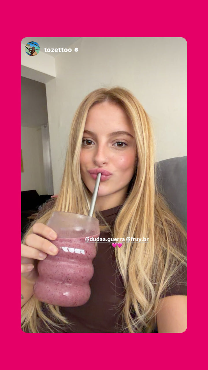 Cliente mostrando seu smoothie Fruy (story)